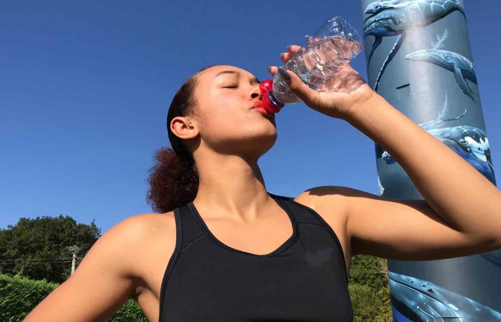 Nutrition boire eau minérale bon pour le corps